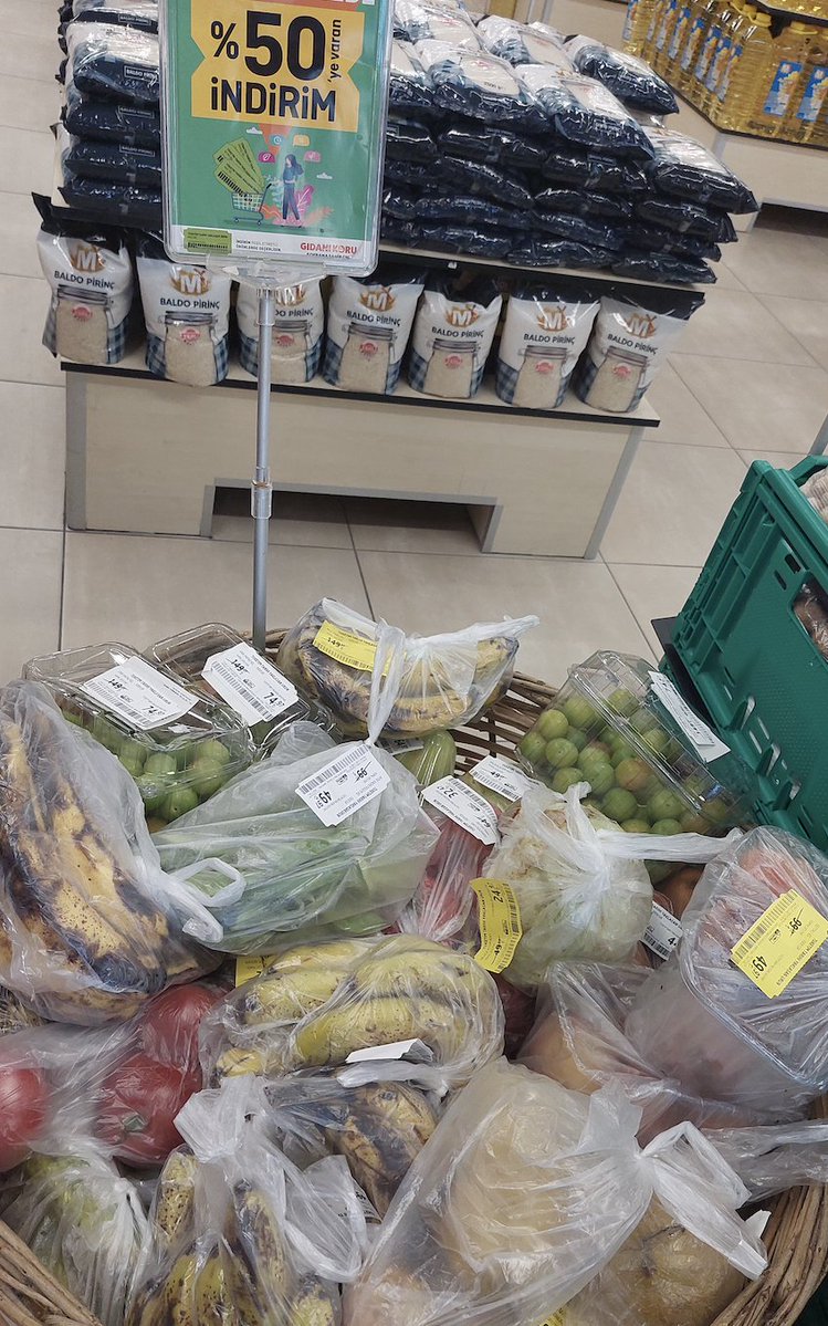 gidadedektifi's tweet photo. Migros tarafından %50'ye varan indirim etiketiyle satışa sunulan olgunlaşmış meyvelerin çürüdüğü görülüyor.
Bu ürünleri bozulmaya yüz tutmadan ve çürümeden önce indirim yapıp satsanız, daha iyi olmaz mı?
@Migros_Turkiye https://t.co/JsjyyNetCh