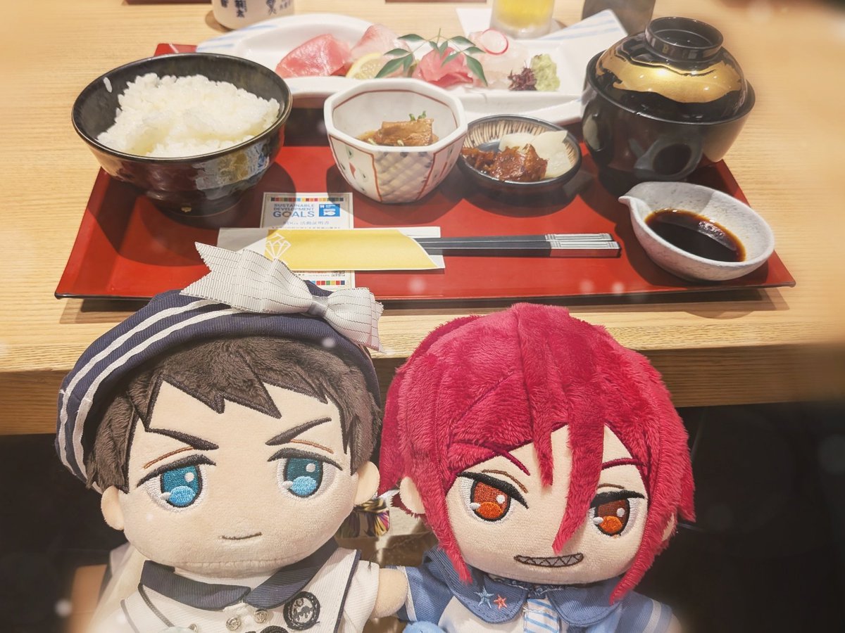 yn_03_yn's tweet photo. アフターは近大マグロを食べ、宗凛カフェでお茶して喋り倒してきました。カウンター、ぴったり人数分空いてました、奇跡🥹へのちさん、♯さんありがとうございました🙏 https://t.co/mKOkBnXIA8
