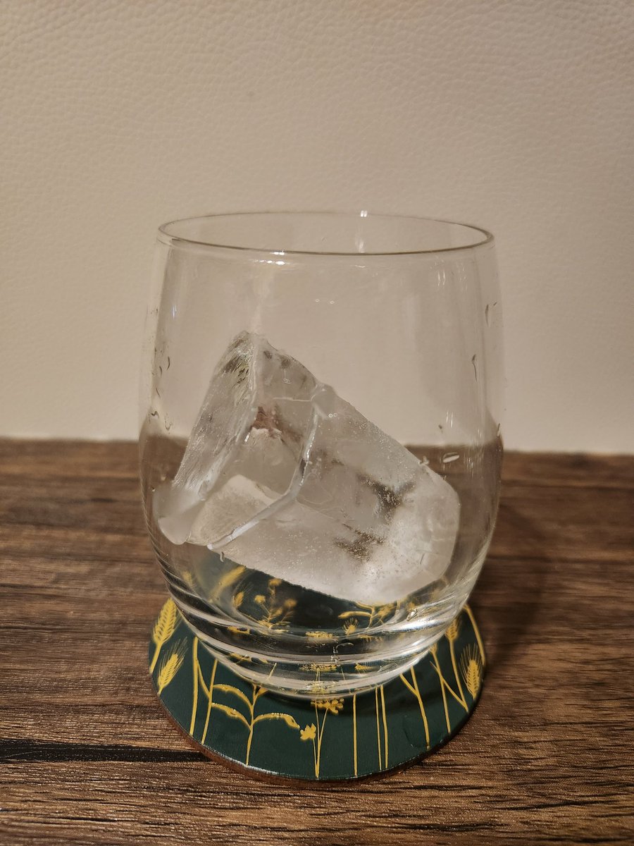 NezunezuoNorth's tweet photo. マウシムさん公式のレシピで作った
ノンシュガーカクテル
モック・ティラミス
ヘキサアイスを半分こに割って(失敗)を入れて材料ちょい増しでやってみました😄
甘味はないんだけど甘さを感じる👀❗
色んなリキュールと合わせて色々遊びたいですね😏
#MAWSIM
#マウシム
#singlenote
#coffee
#botanical https://t.co/NoVBb7OX7e