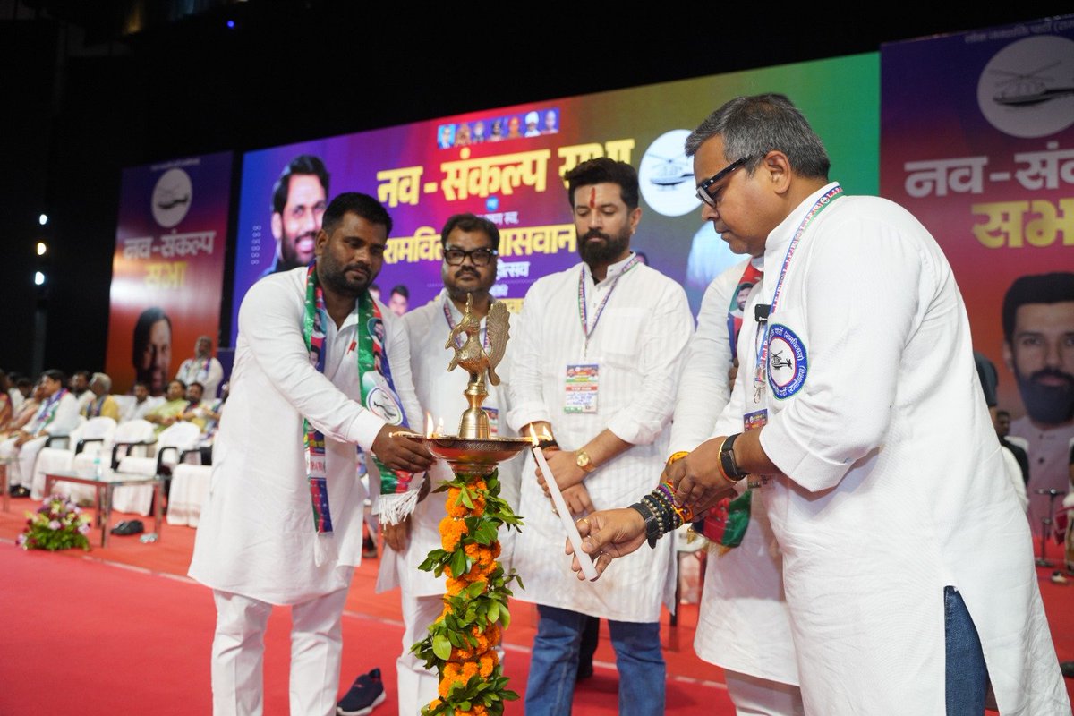 iChiragPaswan's tweet photo. आज उत्तर प्रदेश के लखनऊ में आयोजित पार्टी के संस्थापक, पद्म भूषण श्रद्धेय रामविलास पासवान जी की जयंती महोत्सव सह नव-संकल्प सभा में उपस्थित कार्यकर्ताओं एवं पदाधिकारियों को संबोधित किया।

इस अवसर पर श्रद्धेय रामविलास पासवान जी के सेवा, सामाजिक न्याय और समता के विचारों को आगे बढ़ाने का संकल्प दोहराते हुए संगठन को और अधिक सशक्त बनाने का आह्वान किया।

#राजनीति_के_महानायक
#RajneetiKeMahanayak #RamVilasPaswanJayanti2026
#NavSankalp