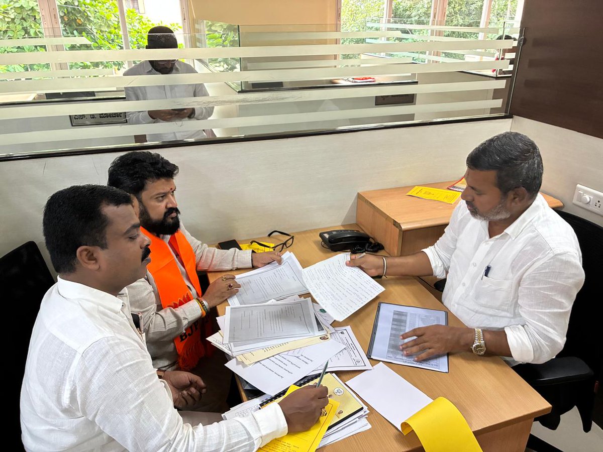 CementManju's tweet photo. ಬಿಜೆಪಿ ರಾಜ್ಯ ಕಛೇರಿ ಜಗನ್ನಾಥ ಭವನದಲ್ಲಿ ಇಂದು ಎಸ್.ಸಿ ಮೋರ್ಚಾ ಸಂಘಟನೆ ಕುರಿತು ಎಸ್.ಸಿ ಮೋರ್ಚಾ ರಾಜ್ಯ ಪ್ರಧಾನ ಕಾರ್ಯದರ್ಶಿಗಳೊಡನೆ ಚರ್ಚಿಸಲಾಯಿತು.

#CementManju #SCMorcha #StatePresident #Sakleshpura #Aluru #Kattaya https://t.co/PH3etzrqAH