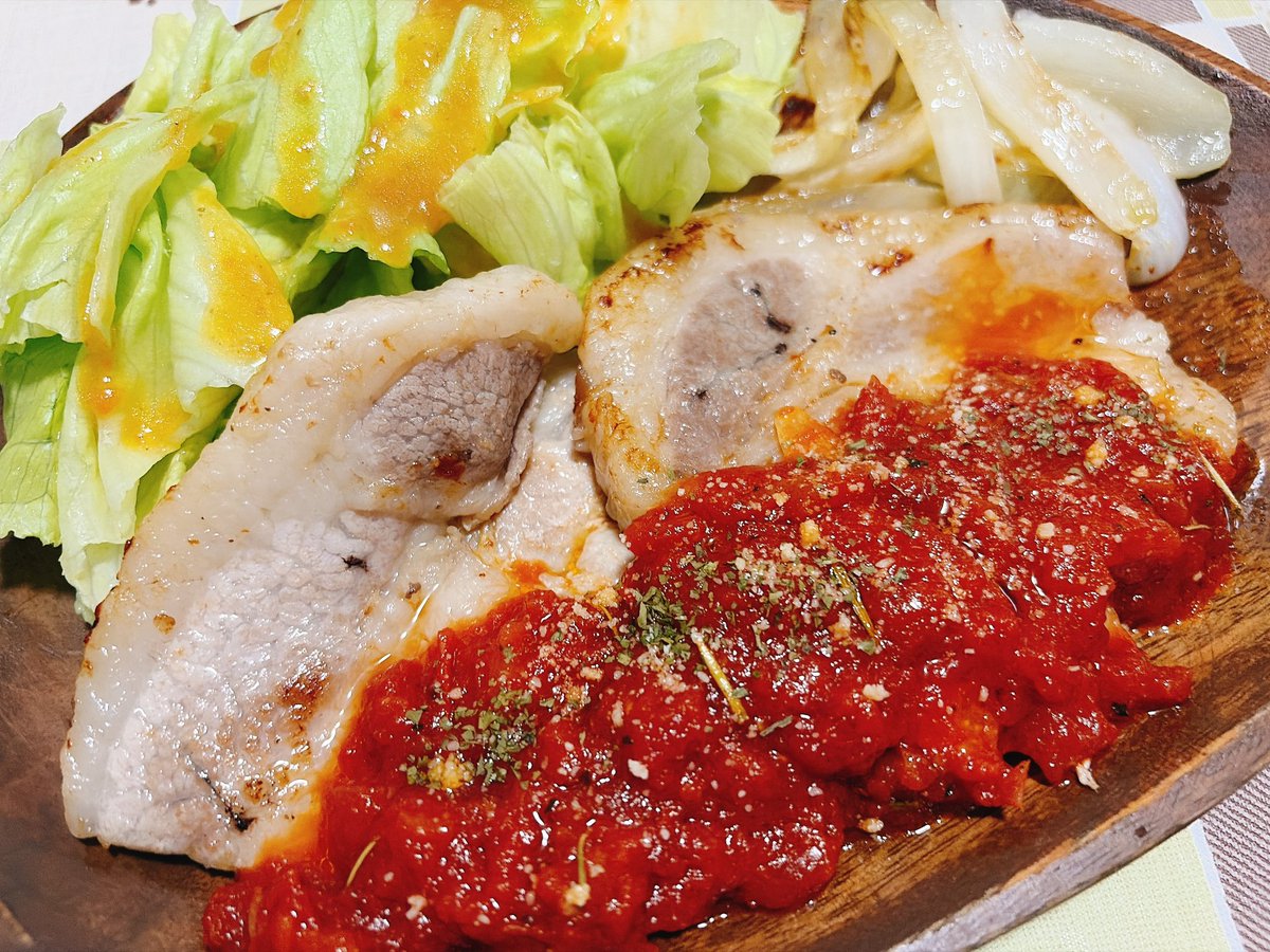 kogeomoti's tweet photo. 今日はポークステーキ‼️
トマトソース🥫(色々ハーブ入り)で食べました！
美味しかった😋
国産の豚肉は本当に臭みがなくて旨味があって、凄いよなぁ、、、 https://t.co/trkytrTYCp