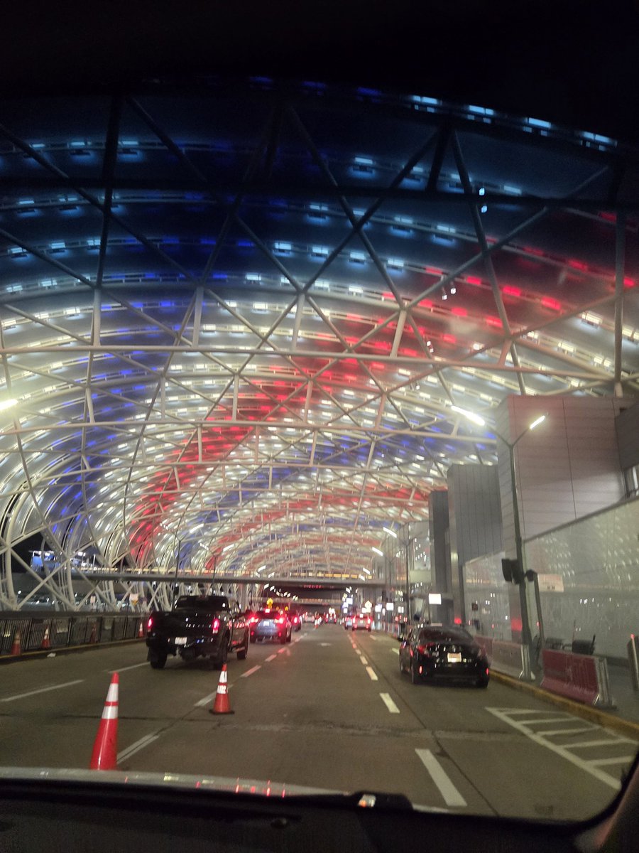 GAFollowers's tweet photo. Atlanta airport has changed the canopy to red white and blue. https://t.co/ygLDUi3yYs
