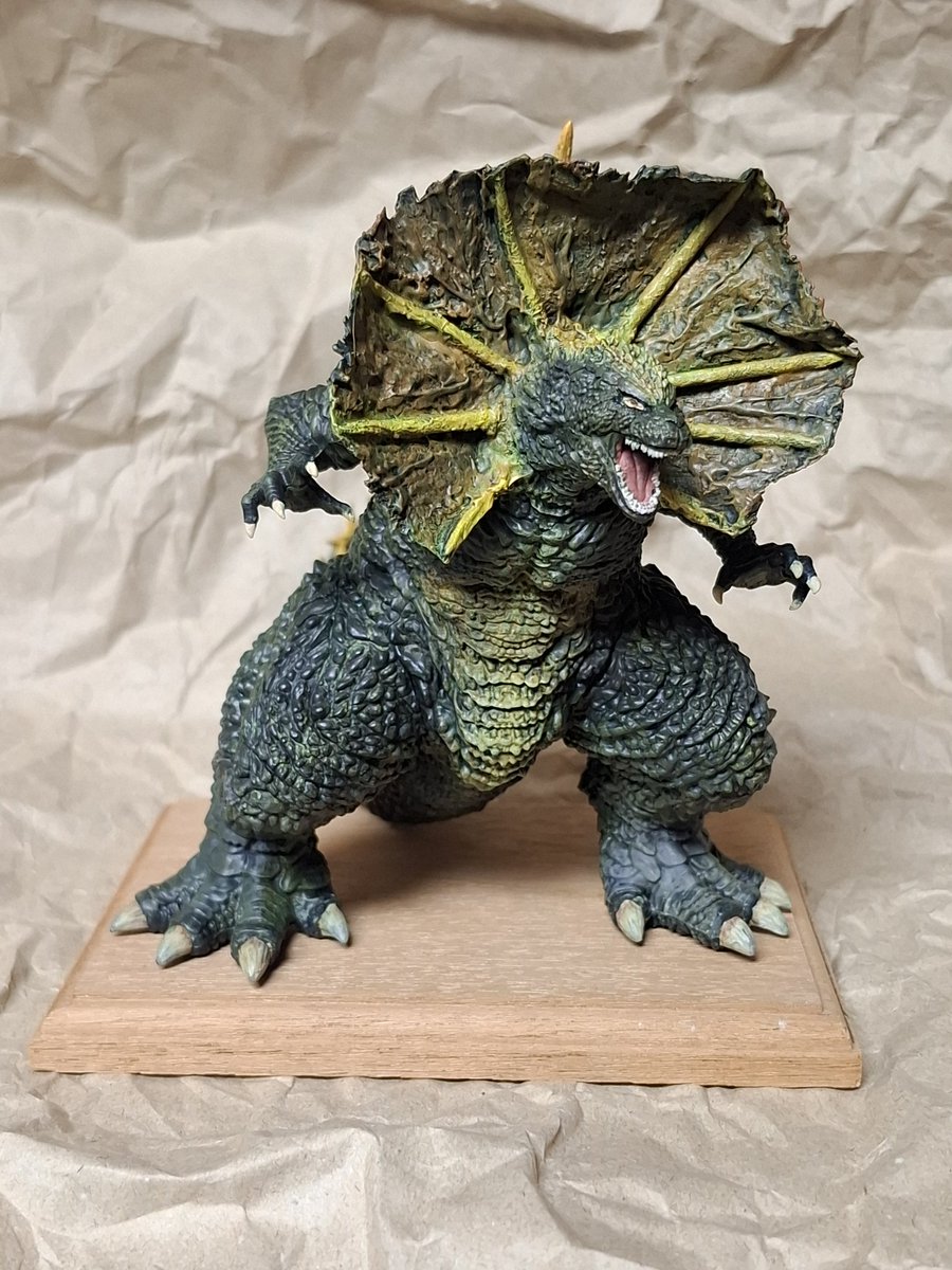 akinokoro's tweet photo. あのジラースが最後の一匹とは思えない。

このゴジラのプラモデルでどうしてもやってみたかった。
この個体ならウルトラマンに勝てただろうか？

襟巻つけた以外は素組、黒ジェッソ下地でアクリルガッシュ塗り仕上げです。

#アオシマ
#ゴジラ　
#ウルトラマン https://t.co/yE58UEqy4j