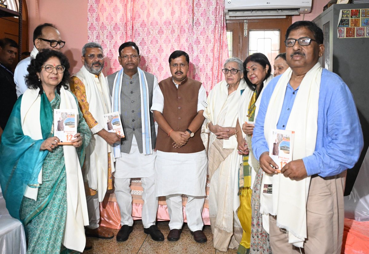 NitinNabin's tweet photo. आज लखनऊ में पद्मश्री सम्मानित प्रख्यात साहित्यकार डॉ. विद्याबिंदु सिंह जी के आवास पर प्रदेश की प्रतिष्ठित साहित्यिक, सांस्कृतिक एवं बौद्धिक विभूतियों के साथ आत्मीय संवाद का अवसर प्राप्त हुआ।

इस दौरान पद्मश्री सम्मानित लोक गायिका मालिनी अवस्थी जी, वरिष्ठ मीडियाकर्मी एवं संगीत नाटक अकादमी सम्मान से सम्मानित श्री आत्म प्रकाश मिश्र जी, संस्कृतिकर्मी एवं साहित्यकार सुश्री भारती सिंह जी, उत्तर प्रदेश के पूर्व पुलिस महानिदेशक श्री विजय कुमार जी, प्रसिद्ध नृत्यांगना एवं उत्तर प्रदेश संगीत नाटक अकादमी की पूर्व अध्यक्ष प्रो. पूर्णिमा पांडेय जी तथा लखनऊ विश्वविद्यालय के पूर्व प्रोफेसर डॉ. ए.एन. सिंह जी की उपस्थिति रही।