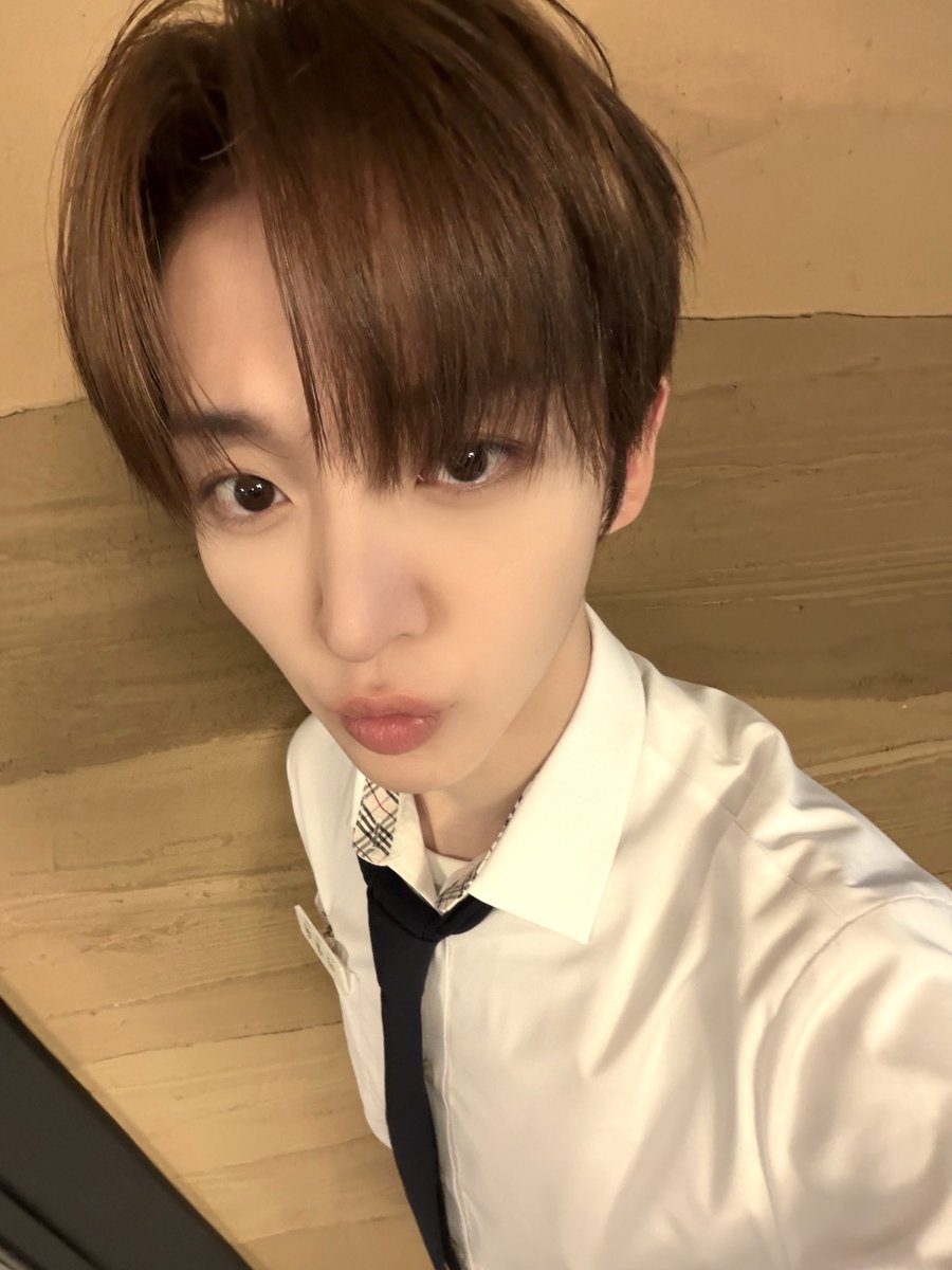 leepoop22's tweet photo. 교복 동현이 제발 저요 https://t.co/Q9bl4dBS1w