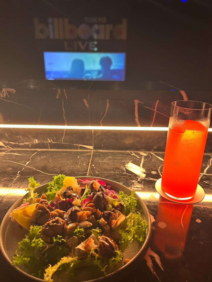 michiusagi's tweet photo. まもなくLive始まるよー🎶
マンゴープリン🥭は
即完売したらしい…
でもこの砂肝と胡桃のサラダも
とっても美味しいよ✨
スプモーニもいい感じ☺️

#magora
#BillboardTokyo https://t.co/CcCm9rrnyN