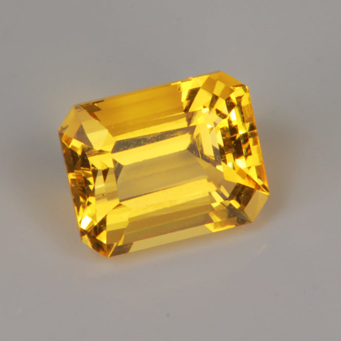 kudou_gemstone's tweet photo. エメラルドとアクアマリン。この2つと同じ鉱物から生まれた黄金色の石が、名前を知られないまま棚に眠っています。

ヘリオドール。ギリシャ語で「太陽の贈り物」という意味です。色を作っているのは鉄。硬度も7.5〜8ほどあって、普段使いに十分耐えます。

太陽の贈り物、という名前のとおり、夏の光によく映える金色です。エメラルドの隣に並べると、同じ家に生まれて別の道を歩いた兄弟のようで、私はこの立ち位置がどうにも憎めないんです。