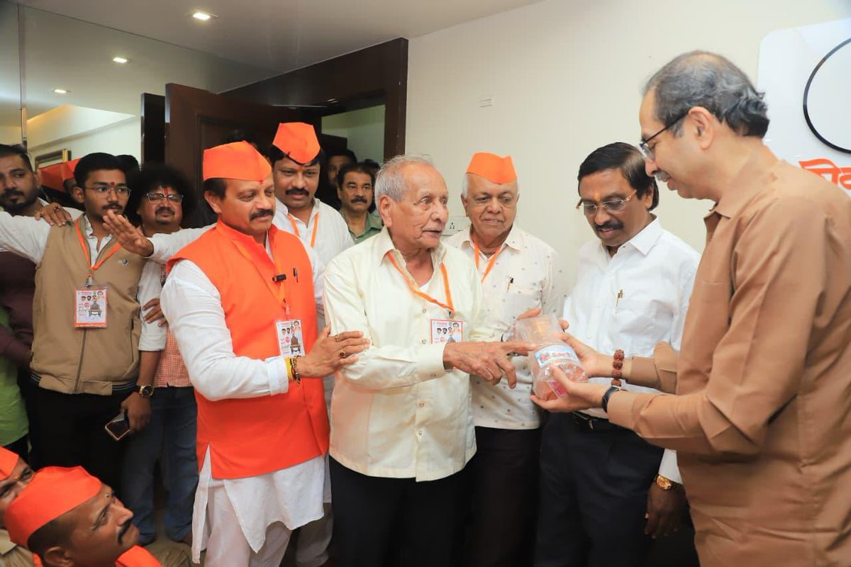 ShivSenaUBT_'s tweet photo. आज पुणे शहरातील ज्येष्ठ शिवसैनिकांनी मातोश्री निवासस्थानी पक्षप्रमुख मा.श्री.उद्धवसाहेब ठाकरे ह्यांची भेट घेऊन, चर्चा केली.
ह्यावेळी शिवसेना नेते विनायक राऊत, महाराष्ट्र राज्य संघटक वसंत मोरे उपस्थित होते. https://t.co/A3npWtahmh