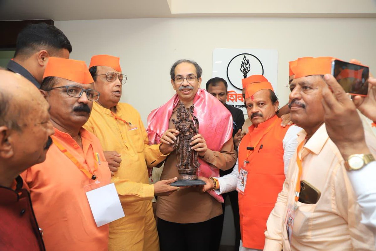 ShivSenaUBT_'s tweet photo. आज पुणे शहरातील ज्येष्ठ शिवसैनिकांनी मातोश्री निवासस्थानी पक्षप्रमुख मा.श्री.उद्धवसाहेब ठाकरे ह्यांची भेट घेऊन, चर्चा केली.
ह्यावेळी शिवसेना नेते विनायक राऊत, महाराष्ट्र राज्य संघटक वसंत मोरे उपस्थित होते. https://t.co/A3npWtahmh
