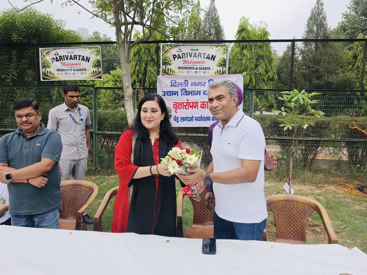 BansuriSwaraj's tweet photo. ग्रेटर कैलाश 1 के एस ब्लॉक पार्क में टीम परिवर्तन द्वारा आयोजित वृक्षारोपण एवं ट्री गार्ड इंस्टालेशन ड्राइव कार्यक्रम में मुख्य अतिथि के रूप में सहभागिता कर #EkPedMaaKeNaam अभियान के अंतर्गत उद्घाटन किया।

आदरणीय प्रधानमंत्री श्री @narendramodi जी के आह्वान पर प्रारंभ हुआ यह अभियान पर्यावरण संरक्षण को जनभागीदारी का उत्सव बना रहा है।प्रकृति के प्रति हमारा प्रत्येक छोटा प्रयास स्��च्छ, हरित और विकसित भारत के निर्माण की दिशा में एक महत्वपूर्ण कदम है।

इस अवसर पर बड़ी संख्या में उपस्थित नागरिकों का उत्साह और पर्यावरण के प्रति उनका समर्पण अत्यंत प्रेरणादायी रहा।टीम परिवर्तन द्वारा इस सराहनीय पहल के माध्यम से समाज को पर्यावरण संरक्षण से जोड़ने का प्रयास निश्चित ही अनुकरणीय है।

#EkPedMaaKeNaam #GreenIndia #ViksitBharat