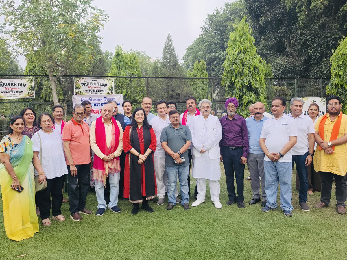 BansuriSwaraj's tweet photo. ग्रेटर कैलाश 1 के एस ब्लॉक पार्क में टीम परिवर्तन द्वारा आयोजित वृक्षारोपण एवं ट्री गार्ड इंस्टालेशन ड्राइव कार्यक्रम में मुख्य अतिथि के रूप में सहभागिता कर #EkPedMaaKeNaam अभियान के अंतर्गत उद्घाटन किया।

आदरणीय प्रधानमंत्री श्री @narendramodi जी के आह्वान पर प्रारंभ हुआ यह अभियान पर्यावरण संरक्षण को जनभागीदारी का उत्सव बना रहा है।प्रकृति के प्रति हमारा प्रत्येक छोटा प्रयास स्��च्छ, हरित और विकसित भारत के निर्माण की दिशा में एक महत्वपूर्ण कदम है।

इस अवसर पर बड़ी संख्या में उपस्थित नागरिकों का उत्साह और पर्यावरण के प्रति उनका समर्पण अत्यंत प्रेरणादायी रहा।टीम परिवर्तन द्वारा इस सराहनीय पहल के माध्यम से समाज को पर्यावरण संरक्षण से जोड़ने का प्रयास निश्चित ही अनुकरणीय है।

#EkPedMaaKeNaam #GreenIndia #ViksitBharat