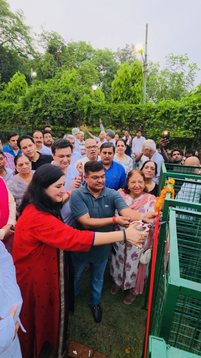 BansuriSwaraj's tweet photo. ग्रेटर कैलाश 1 के एस ब्लॉक पार्क में टीम परिवर्तन द्वारा आयोजित वृक्षारोपण एवं ट्री गार्ड इंस्टालेशन ड्राइव कार्यक्रम में मुख्य अतिथि के रूप में सहभागिता कर #EkPedMaaKeNaam अभियान के अंतर्गत उद्घाटन किया।

आदरणीय प्रधानमंत्री श्री @narendramodi जी के आह्वान पर प्रारंभ हुआ यह अभियान पर्यावरण संरक्षण को जनभागीदारी का उत्सव बना रहा है।प्रकृति के प्रति हमारा प्रत्येक छोटा प्रयास स्��च्छ, हरित और विकसित भारत के निर्माण की दिशा में एक महत्वपूर्ण कदम है।

इस अवसर पर बड़ी संख्या में उपस्थित नागरिकों का उत्साह और पर्यावरण के प्रति उनका समर्पण अत्यंत प्रेरणादायी रहा।टीम परिवर्तन द्वारा इस सराहनीय पहल के माध्यम से समाज को पर्यावरण संरक्षण से जोड़ने का प्रयास निश्चित ही अनुकरणीय है।

#EkPedMaaKeNaam #GreenIndia #ViksitBharat