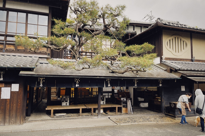 thomaslim2019's tweet photo. 28元打卡千年老店你没看错我也没写错不是一百年是一千年！

店名：一文字屋和铺
创业：公元1000年
地点：京都市北��今宫神社东门
产品：只卖一种东西-炭火烤麻糬

如果是要打个千年店的卡却不花大钱，首选肯定是这神社门前烧面团的店。

我算过，一份甜品+茶是人民币28元……千年店！28元！去哪里找？

它没有典故，但却是同血脉家族在同地点卖同一种东西卖了1000年！

你：“这个我知道！”

店：“以前生意可好了！后来对面开了家竞争对手，现在两家抢生意，都差了！”

你：“什么时候开了竞争对手的？”

店：“噢，大概800年前吧？不过我们可是同家族一直做到现在！对面不是同家族传承，曾经换经营者。”

你：“噢，有换手？”

店：“嗯，听说前阵子的事了！”

你：“没看到新闻说呀！什么时候啊？”

店：“好象300年前左右吧我也不太清楚。”