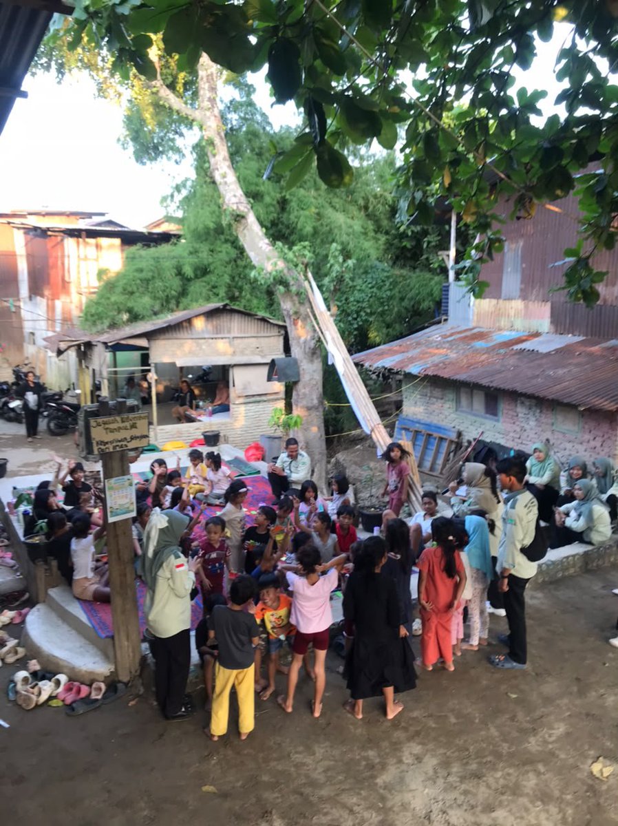 BtsarmyPeduli's tweet photo. ARMY INDONESIA RAYAKAN HARI LAHIRNYA ARMY, di Pinggiran Sungai Deli, bersama anak anak, guna membangun bantuan ruangan pendidikan dan penyuaraan pembangunan jembatan yang rusak

Telah Terkumpul Rp. 6.770.782
Donasi: https://t.co/sCON2LOkKK

#BTS #BTS_ARİRANG #ARMYINDONESIA https://t.co/L8jzeF2nZT
