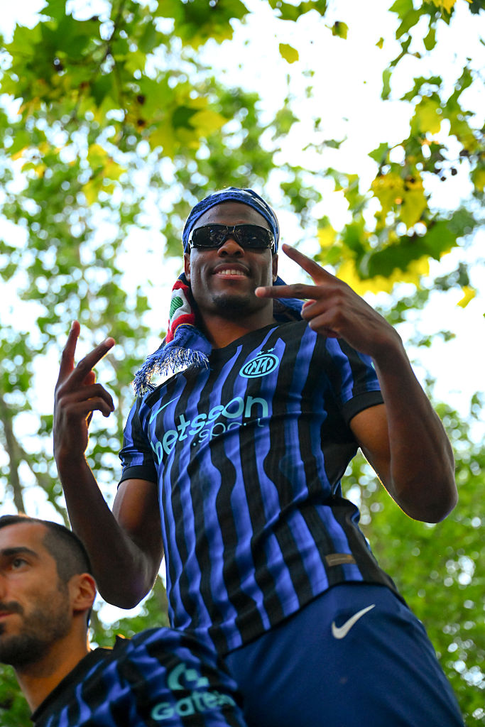 marifcinter's tweet photo. ⚫️🔵👋L'Inter saluta così Denzel Dumfries, elencando i momenti più importanti della sua esperienza nerazzurra: 

"Forse ci siamo tutti innamorati di Denzel Dumfries quando quel giorno  all’Olimpico, dopo aver salvato un gol fatto immolandosi in difesa, si è  lanciato in avanti, col suo passo incontenibile, andando a concludere  l’azione con un tuffo di testa, per il suo primo gol con la maglia  dell’Inter. 

O forse in quella sera a Lecce, in pieno recupero, un’altra  zampata in area, una corsa di felicità pura, quella dei bambini. Eppure,  a differenza dei piccoli, Denzel ha sempre avuto quel suo sguardo  serio, del quale ugualmente ci siamo innamorati. O forse ancora, ci è  piaciuto come interpretava i derby, quelle autentiche battaglie sulla  fascia, scontri alla vecchia maniera, senza risparmiarsi. In fondo,  l’unico cartellino rosso di questi cinque anni è arrivato proprio nel  derby della Madonnina, nella notte della Seconda Stella. Un’altra notte  di amore? Quella in Arabia Saudita, una doppietta da annali del calcio  in Supercoppa Italiana contro l’Atalanta. 

D’altronde, in certe notti,  Denzel Justus Morris Dumfries sembrava venire dallo spazio. Chiedere a  chi era al Montjuic, Barcellona-Inter, semifinale di andata di Champions  League. Un gol in rovesciata, uno di testa. Prima ancora, l’assist per  Thuram. Sommando le giocate nel match leggendario di San Siro fanno 2  gol e 3 assist tra andata e ritorno. Ancora: a Monaco di Baviera, nella  notte più buia, Denzel amareggiato con la medaglia al collo va a  salutare i tifosi nerazzurri presenti sugli spalti. 

Di nuovo: la sua  energia in Como-Inter, due gol per la spallata scudetto, via a scivolare  in ginocchio, le braccia incrociate, finalmente il sorriso. Lo stesso  delle feste Scudetto, in campo a baciare lo stemma e sul bus a  comandare"