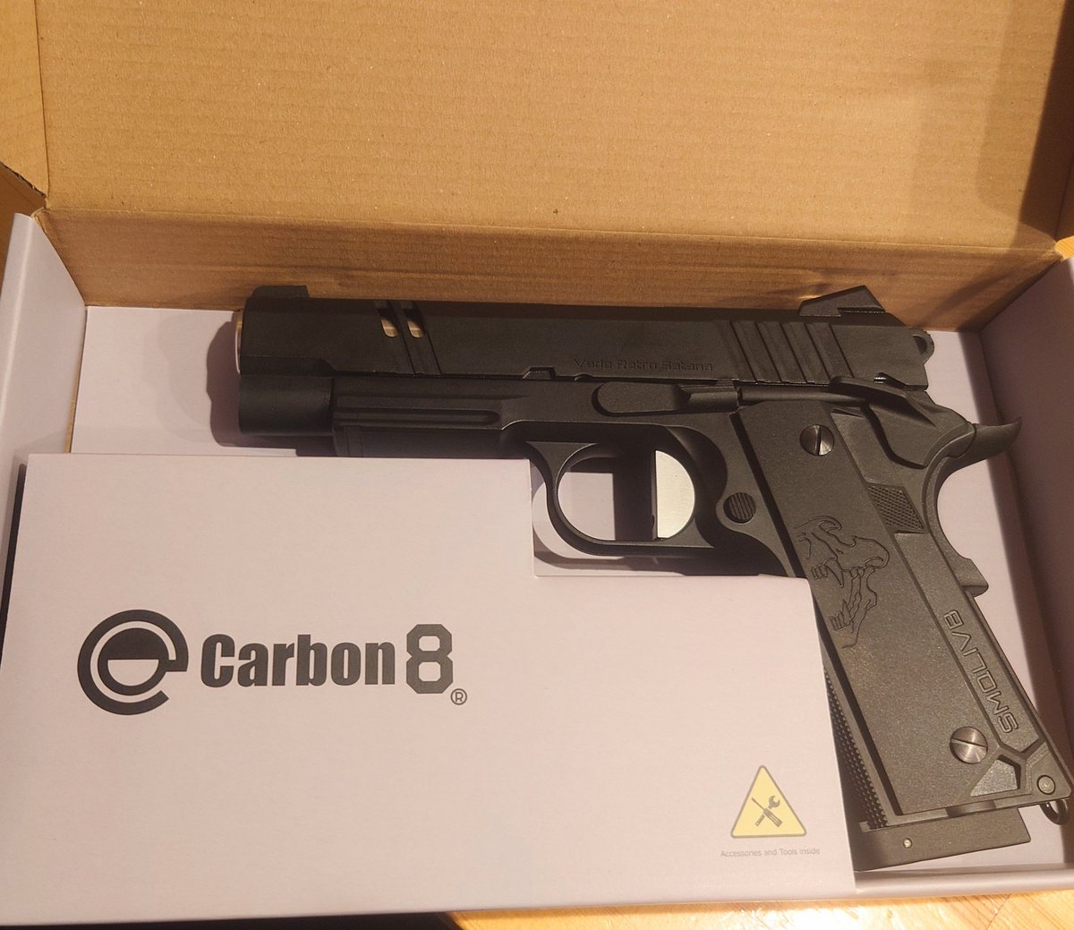 HA21SWORKS's tweet photo. ハイキャパDOR4.3は品切れ･･･
CO2ガスガン欲しいなぁ･･･
バトンのG19もいいなぁ･･･
ちょっと高いなぁ･･･

おっ！
カーボン8  ヘルキャット4.3いいじゃしかも限定100本の方だ･･･
「これください」

チョロいですねw https://t.co/aIhPGittCW