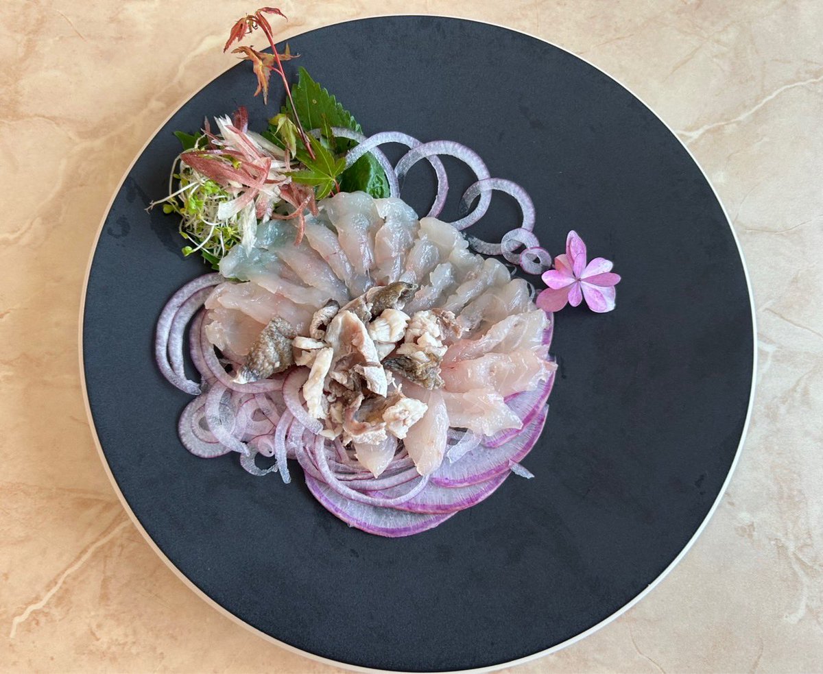norishiraishis's tweet photo. フグのお刺身🐡
自家製ポン酢でいただきます✨
Wild pufferfish sashimi. 🐡✨
#ふぐ #刺身 #Pufferfish #JapaneseFood https://t.co/UmzLShzVV1