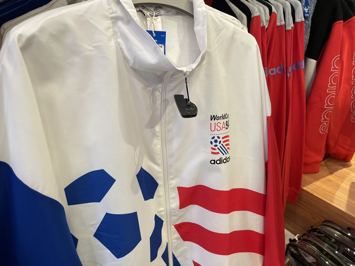 Tepstar201's tweet photo. ニューヨーク・ミッドタウ���のadidasショップに、日本代表のドーハモデルのシャツがありました🇯🇵

長袖・ネーム＆背番号なしで120ドル。Mサイズは売り切れでした。

1994 FIFA World Cup USAの復刻デザインコーナーもありました🇺🇸 https://t.co/j3OPkghiSf