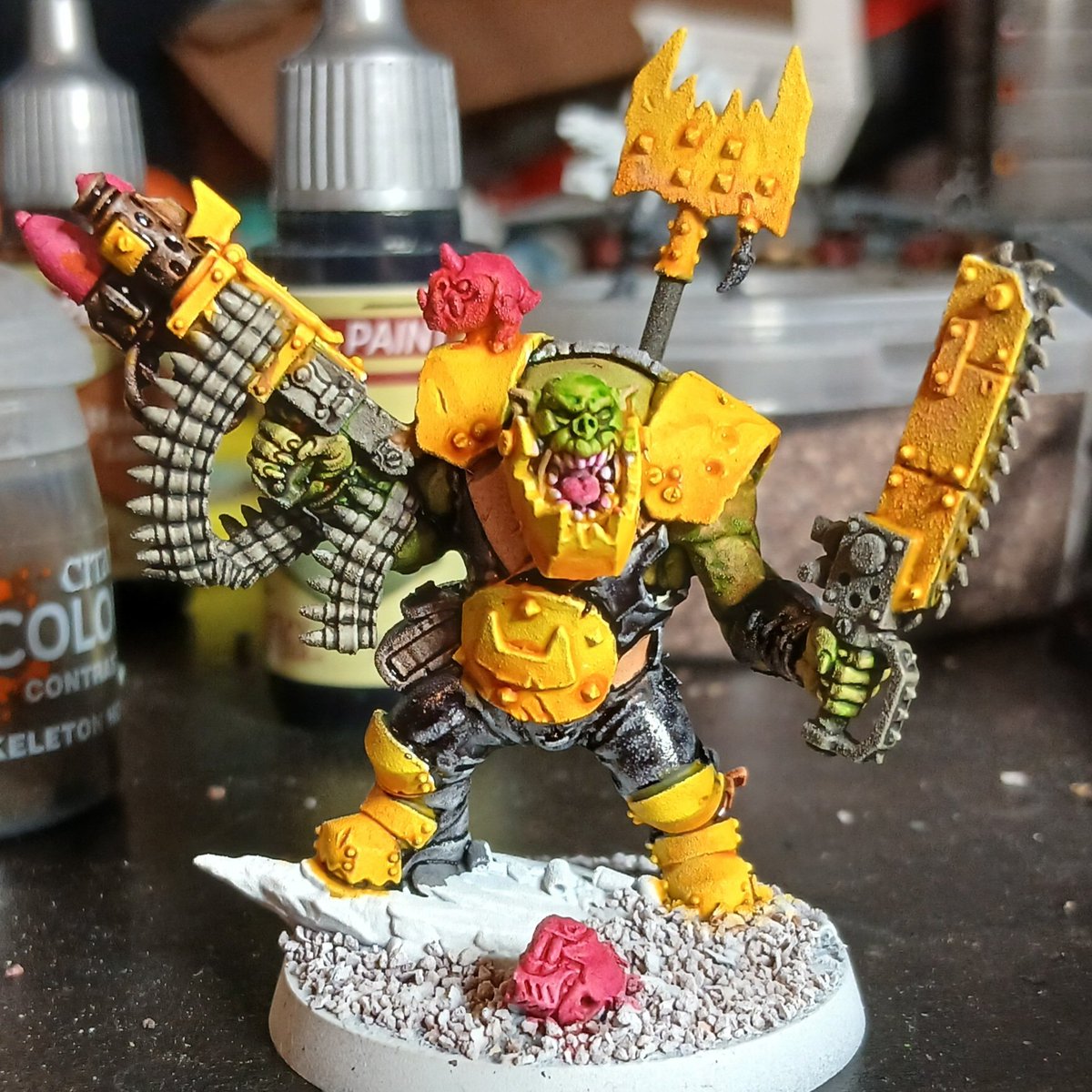 ChaosWulff's tweet photo. Speed paints are so different to how I usually paint, but I've gotten the rough idea where I want the mini to go now, need to highlight, weather & shade some more, but this isn't looking bad & I'll only get better with practice.
#BadMoons #Orks #WarhammerCommunity #Warhammer40K https://t.co/uXp3pwjtg5