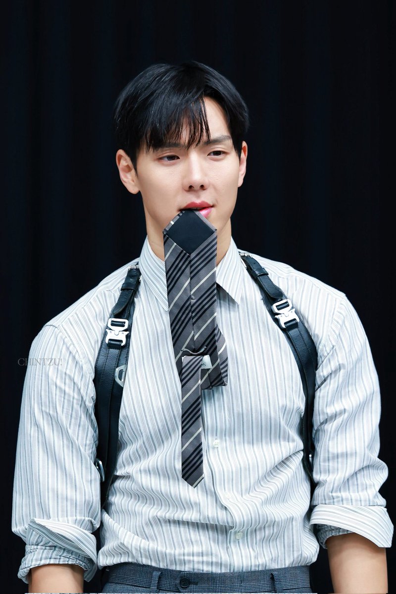 nunu__ym's tweet photo. 넥타이 물때 폭룡적으로 션시한 남자 https://t.co/JlZLJGj18W