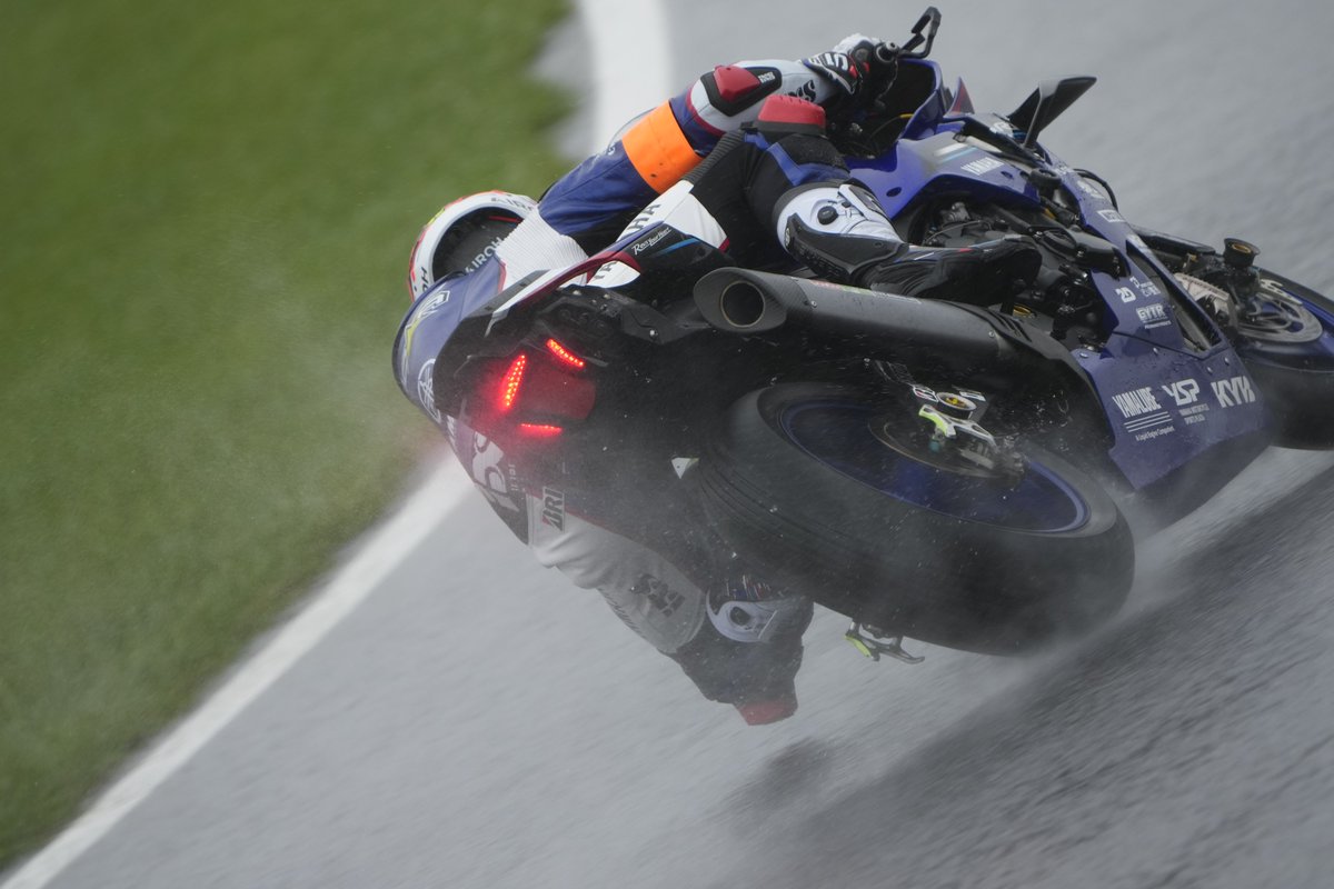yamaha_race's tweet photo. #鈴鹿8耐 最後の最後まで、私たちは諦めません。 https://t.co/9TAE0i63gj