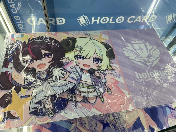 ✨✨#ホロライブ グッズ紹介✨✨ 店内ショーケースにて ホロカぐるっと