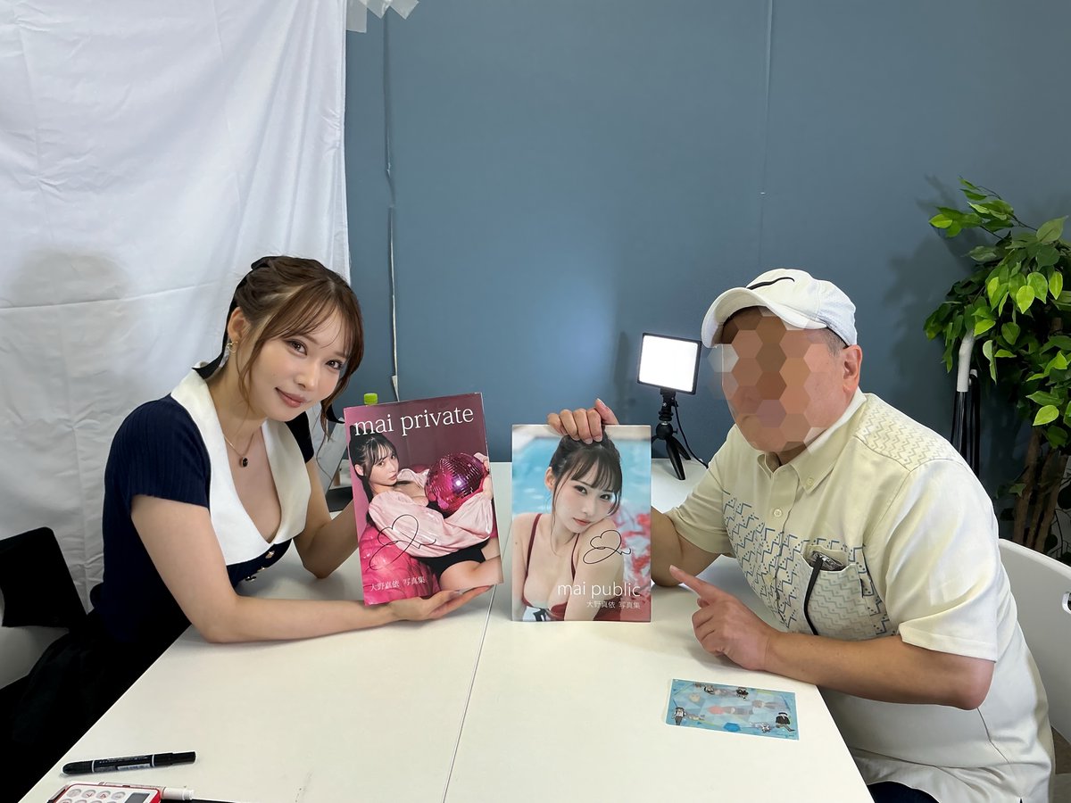 magicvon_0's tweet photo. ＃きみとバンド　＃大野真依　さん
クラファン写真集お渡し会in博多　第２部　
1部のデニムからミニスカに変更
再来週の松山は断念したので今年のお渡し会は終了
そんな中『もう次のクラファンだね』という
有り難いお言葉が・・・
確かにもう３ヶ月で今年のクラファンだわ
また頑張ろ😊 https://t.co/RDPe8MDqRZ
