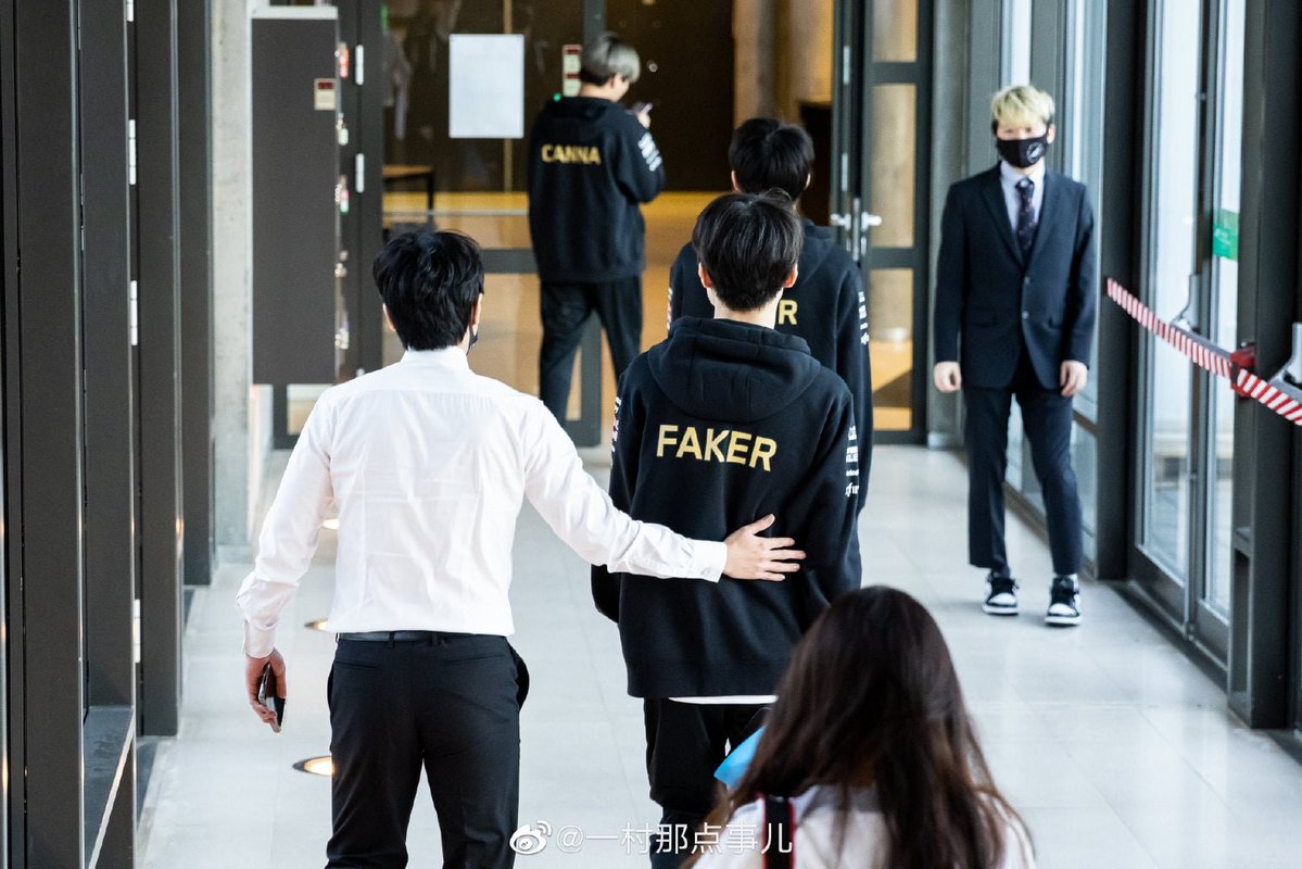 NontaL22's tweet photo. @lolesports Oh shit that's why his name sounded familiar. It also reminded me of what happened in worlds 2021, when faker lost to dk in the semis and kkoma(dk's coach at the time) comforted him. https://t.co/wfXHLjVd6l