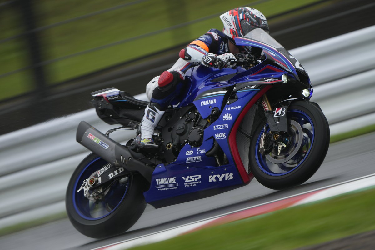 yamaha_race's tweet photo. #鈴鹿8耐 最後の最後まで、私たちは諦めません。 https://t.co/9TAE0i63gj