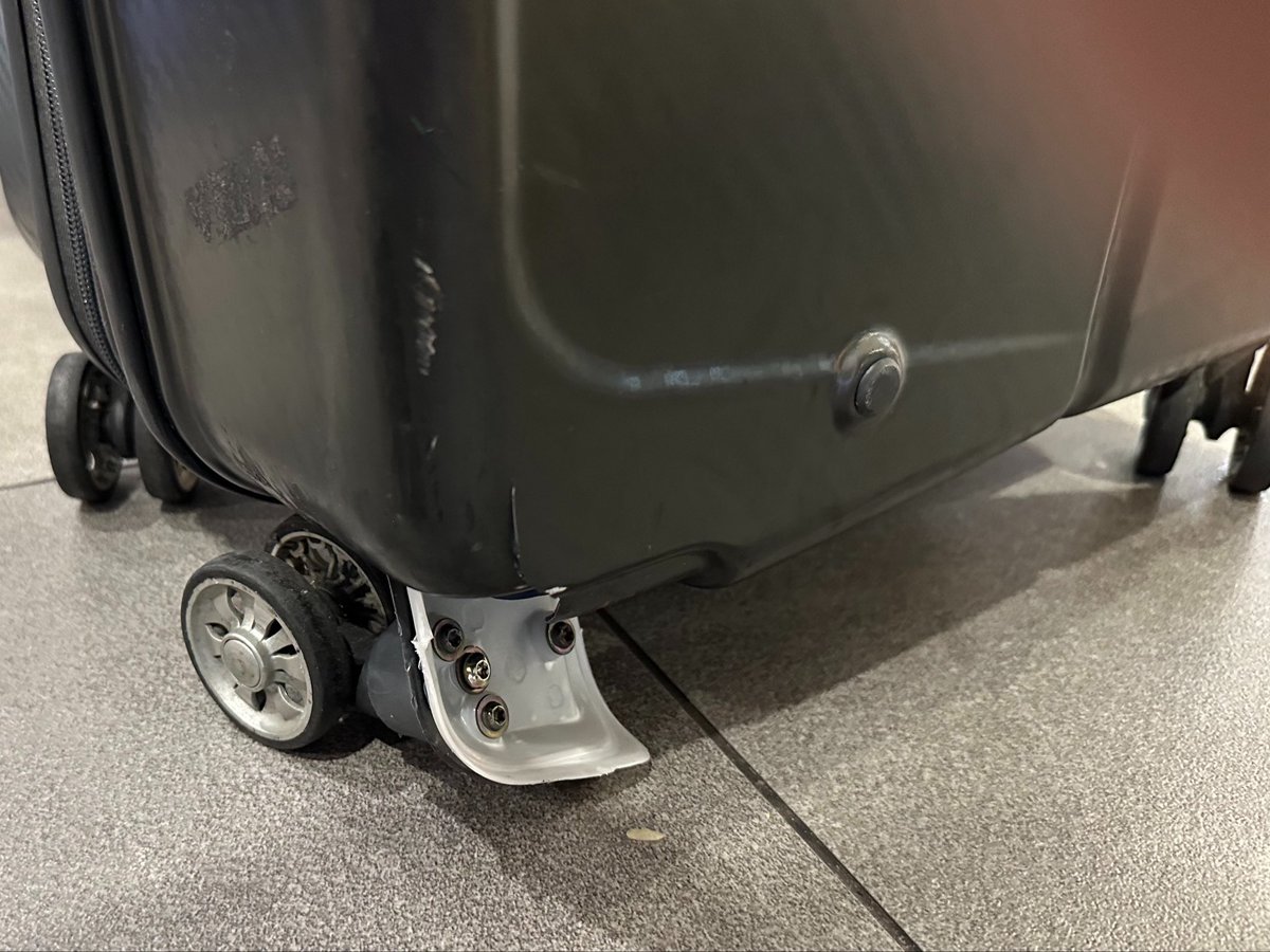 minabelles's tweet photo. Damaged luggage. Nakakainis! https://t.co/L9CjuVECOn