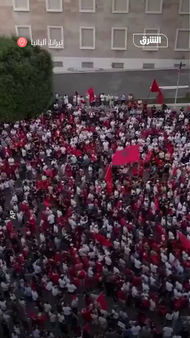 خرج آلاف المتظاهرين إلى شوارع العاصمة الألبانية تيرانا يوم السبت، في اليوم الخامس والثلاثين على التوالي من المظاهرات التي بدأت بسبب مشروع سياحي مثير للجدل مرتبط بجاريد كوشنر صهر الرئيس الأميركي دونالد ترمب، لكنها تحولت منذ ذلك الحين إلى حركة أوسع ضد حكومة رئيس الوزراء إيدي راما، وفق أسوشيتدبرس.. وهتف المتظاهرون، وهم يسيرون في شوارع وسط تيرانا، "ألبانيا الجديدة" و"إدي راما، استقيل"، بينما كانوا يحملون لافتات كُتب عليها "ألبانيا ليست للبيع" وينددون بالفساد 