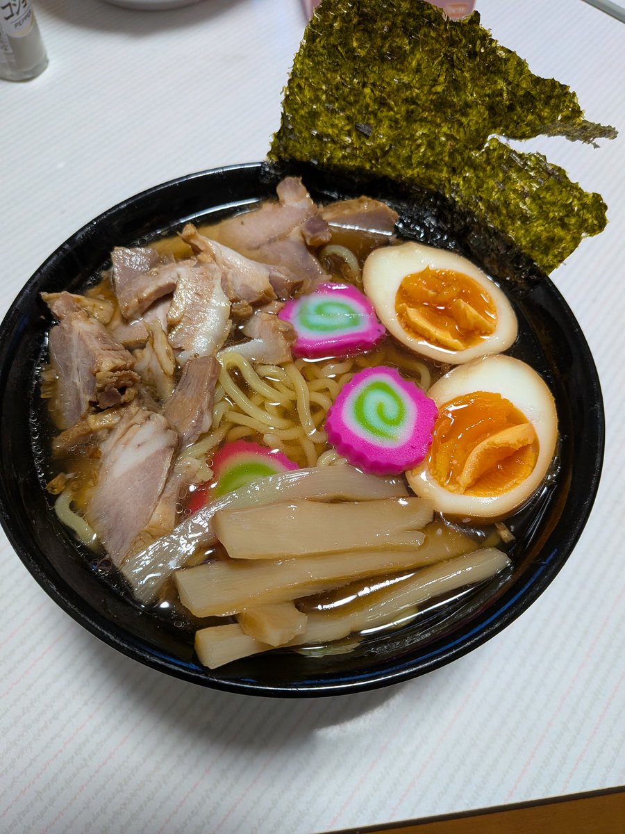 purinia2015's tweet photo. 余った材料全部乗せ中華そば完成！ https://t.co/90Y0UhnWjW