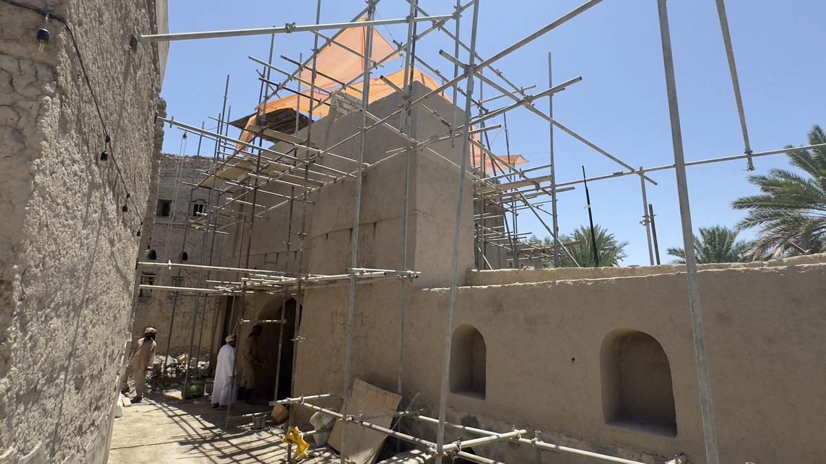 bahlahistory's tweet photo. تواصل الأعمال في ترميم وصيانة صباح الجصة بحارة العقر ببهلا وذلك ضمن خطة وزارة التراث والسياحة في ترميم صباحات الحارة . https://t.co/Lx0vneMmo4