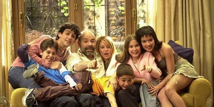 teleaudiencias's tweet photo. #Efemérides📺: Hoy se cumplen 18 años del final de la serie 'Los Serrano' en Telecinco. Tuvo ocho temporadas, 147 episodios y una audiencia media de 5.048.000 espectadores y 28,9% de share. ¡Una de las mejores ficciones nacionales! https://t.co/4VMs9mfEXh
