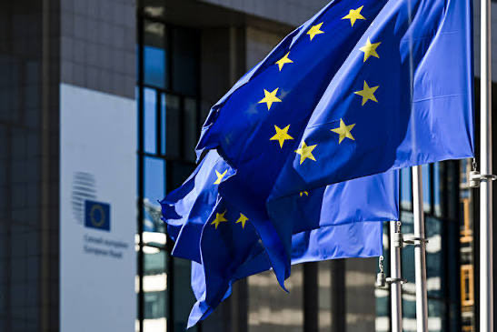 Mr_WolfST's tweet photo. 🚨 تحديث عن موجة الحر التي ضربت أوروبا بقوة 🔥🇪🇺: 

🌡️ الطلب على أجهزة التكييف قفز بشكل حاد في دول مثل فرنسا وألمانيا، لدرجة أن المخزون بدأ ينفد من الأسواق.

❄️ أوروبا التي كانت تقلق من نقص الغاز للتدفئة قبل سنوات، أصبحت اليوم تواجه تحدياً مختلفاً: كيف تبرد نفسها؟

الحر الشديد لا يرفع درجات الحرارة فقط… بل يرفع مبيعات المكيفات ويجعل شركات المكيفات تعيش موسمها الذهبي هذا الصيف. ❄️🔥💰