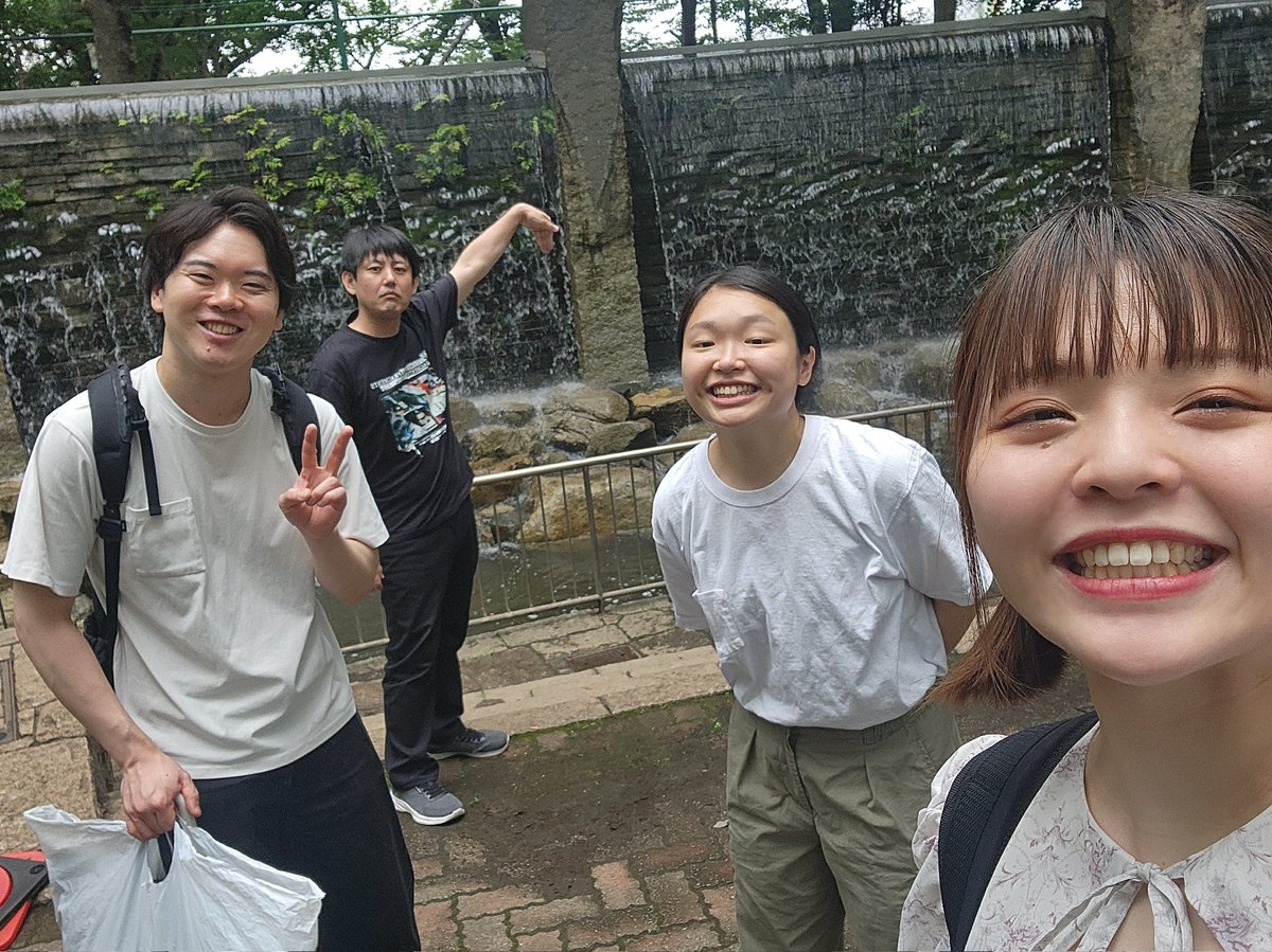 Halugia_'s tweet photo. 「新道竜巳のライブによく出る人達」トーク&amp;ネタと「美女トーク」ありがとうございました！
ライブの合間、こうもとさんはみんなでご飯食べに行くと思ってて
えぐろさんは今日も元気のネタ作りに参加出来ると思ってて
おおいえさんはえぐろさんのネタ考えてて
私は沢山餌付けしてもらいました！ https://t.co/68c8cC8T3W