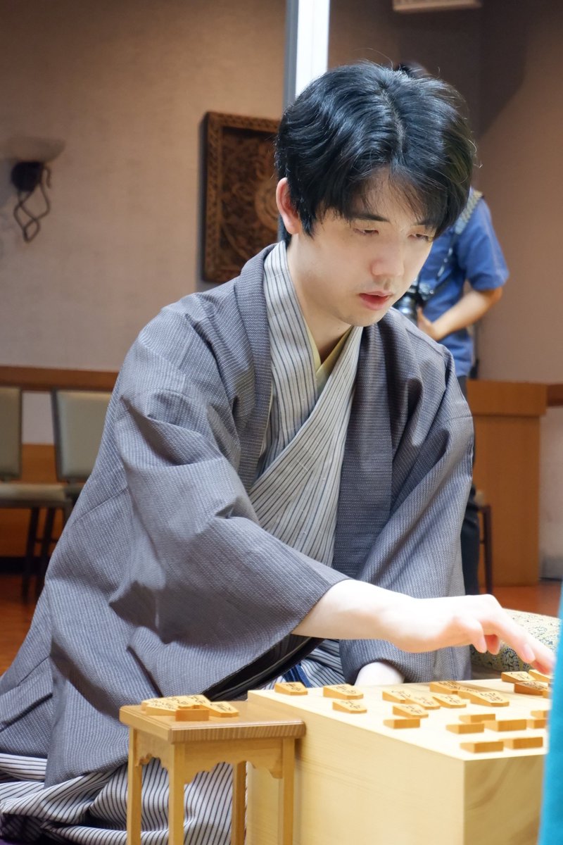 sanshaigoshogi's tweet photo. 【将棋】
伊藤園お～いお茶杯第67期王位戦七番勝負第１局
藤井聡太王位―伊藤匠二冠

伊藤二冠が開幕局を制しました。 https://t.co/GILhcYKqLr