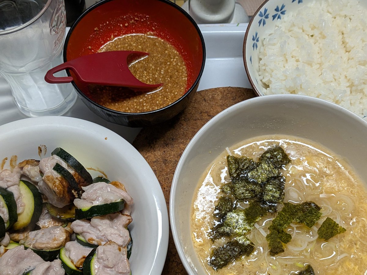 erisvain's tweet photo. 今日の夕食、リュウジさんの気絶豚ズッキーニ。
ズッキーニが普通にポリポリできて美味い。豚こま肉も十分柔らかく仕上がってて美味かった〜！ https://t.co/yM24BsZnt2