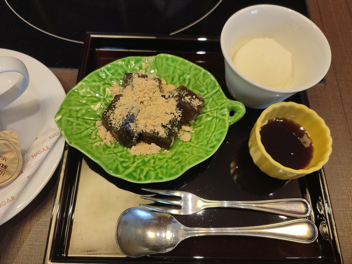 berry206cc's tweet photo. 誕生日月で妹と木曽路でしゃぶしゃぶ。
誕生日特典で追加のお肉と食後のデザートをアップグレード🥰
記念の粗品は今年から 茶托🍵

姉妹揃って胡麻だれ 大好きなので2ついただいて、〆のきしめん＆餅も胡麻だれで🤭

#木曽路 https://t.co/4YoLKfvIgw