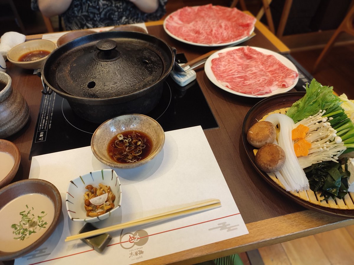 berry206cc's tweet photo. 誕生日月で妹と木曽路でしゃぶしゃぶ。
誕生日特典で追加のお肉と食後のデザートをアップグレード🥰
記念の粗品は今年から 茶托🍵

姉妹揃って胡麻だれ 大好きなので2ついただいて、〆のきしめん＆餅も胡麻だれで🤭

#木曽路 https://t.co/4YoLKfvIgw