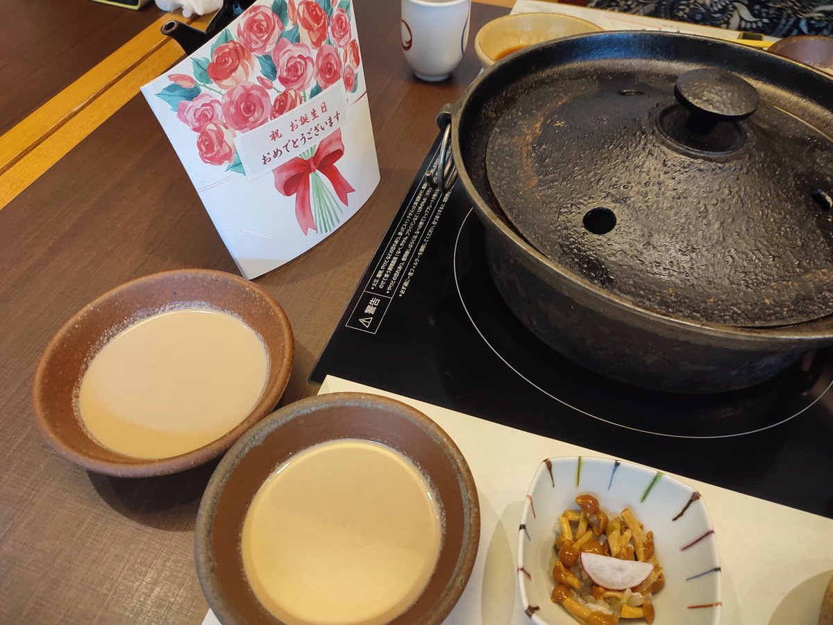 berry206cc's tweet photo. 誕生日月で妹と木曽路でしゃぶしゃぶ。
誕生日特典で追加のお肉と食後のデザートをアップグレード🥰
記念の粗品は今年から 茶托🍵

姉妹揃って胡麻だれ 大好きなので2ついただいて、〆のきしめん＆餅も胡麻だれで🤭

#木曽路 https://t.co/4YoLKfvIgw
