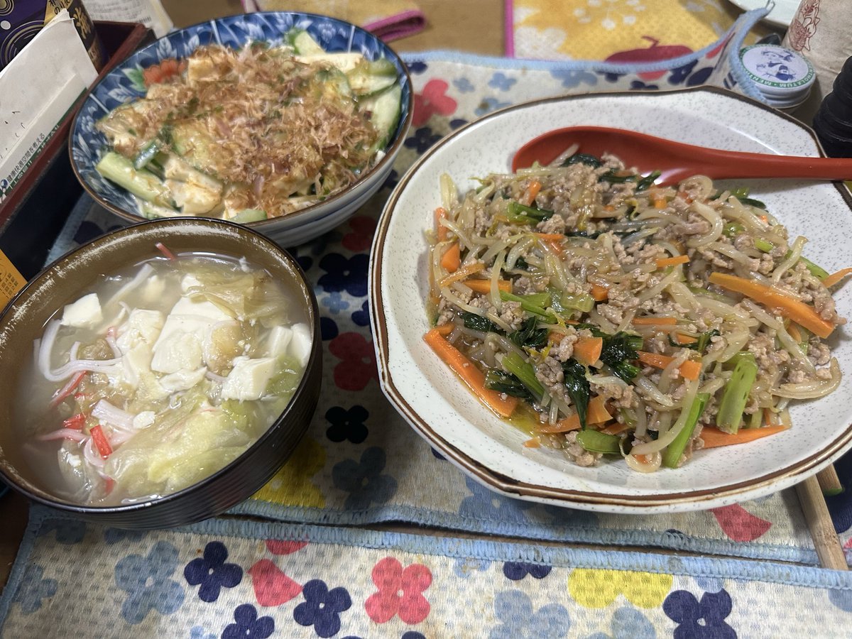 blackmachLEGACY's tweet photo. #今日の晩御飯
⁡
 #小松菜ともやしとひき肉のオイスター炒め
人参🥕ニンジン🥕にんじん🥕、もうちょっと増やしても良かったかな❓
⁡
 #きゅうりと山芋の和風サラダ
久しぶりに山芋が食べたくなったのよ
⁡
 #豆腐とレタスのとろ〜りスープ
レタスの大量消費ꉂ🤣w𐤔
彩りにカニカマも入れてみた。 https://t.co/Kg713fSWnL