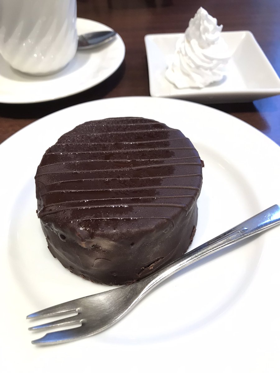 yamirom's tweet photo. ルノアールの世界一美味しいというザッハトルテを食べたよ
美味しかったけど！

青森のシュトラウスって店のザッハトルテ(2枚目)はまたチョコもっとぶ厚くて美味しいよ！みんな青森に来てね！！！！ https://t.co/tthpYpMLAM