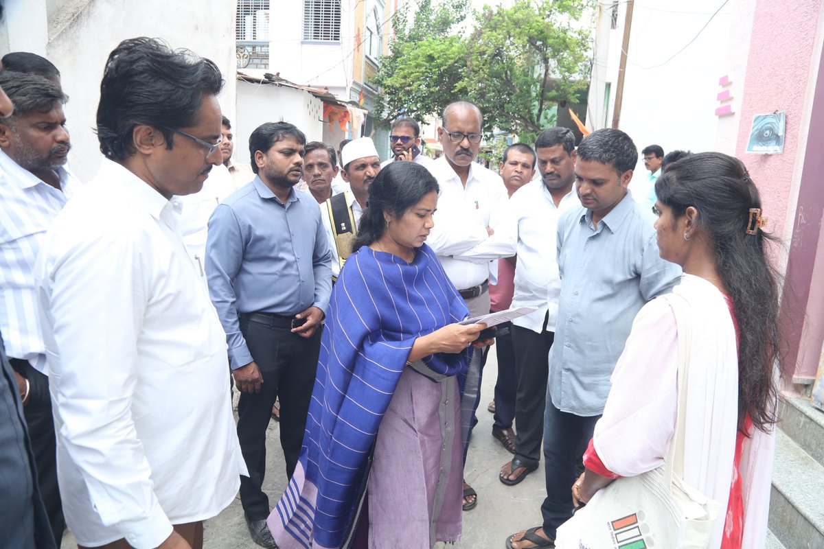CollectorM18388's tweet photo. గిద్దలూరు పట్టణంలో సర్ కార్యక్రమం  జరుగుతున్న తీరును పరిశీలించిన జిల్లా కలెక్టర్ శ్రీమతి ఎం.విజయ సునీత గారు.ఎన్యూమ్యారేషన్,డిజిటలైజేషన్ ను వేగవంతం చేయాలని,ఈ ప్రక్రియలో ఇంకా వెనుకబడి ఉండటాన్ని గమనించి సిబ్బంది నిర్లక్ష్యం వీడి త్వరితగతిన ఈ ప్రక్రియను పూర్తి చేయాలని ఆదేశించారు. https://t.co/RDgICXJeaE