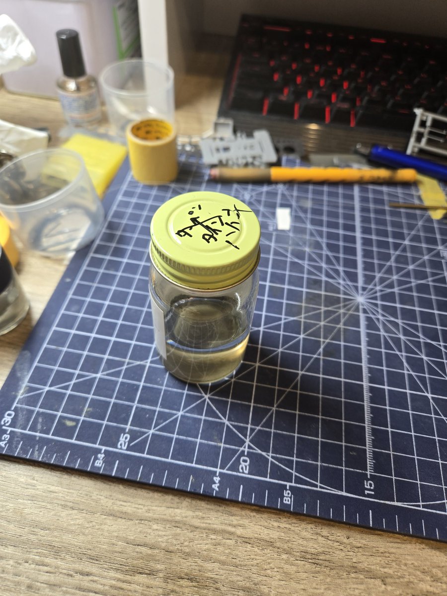 yym1341's tweet photo. 今回の学び
ターペンタインは密閉できていないと酸化して劣化する…
片翼ベッタベタになって塗装少し持ってかれた…
使う分だけ瓶から出して使うのが一番よさげ https://t.co/5YZQe52Njd