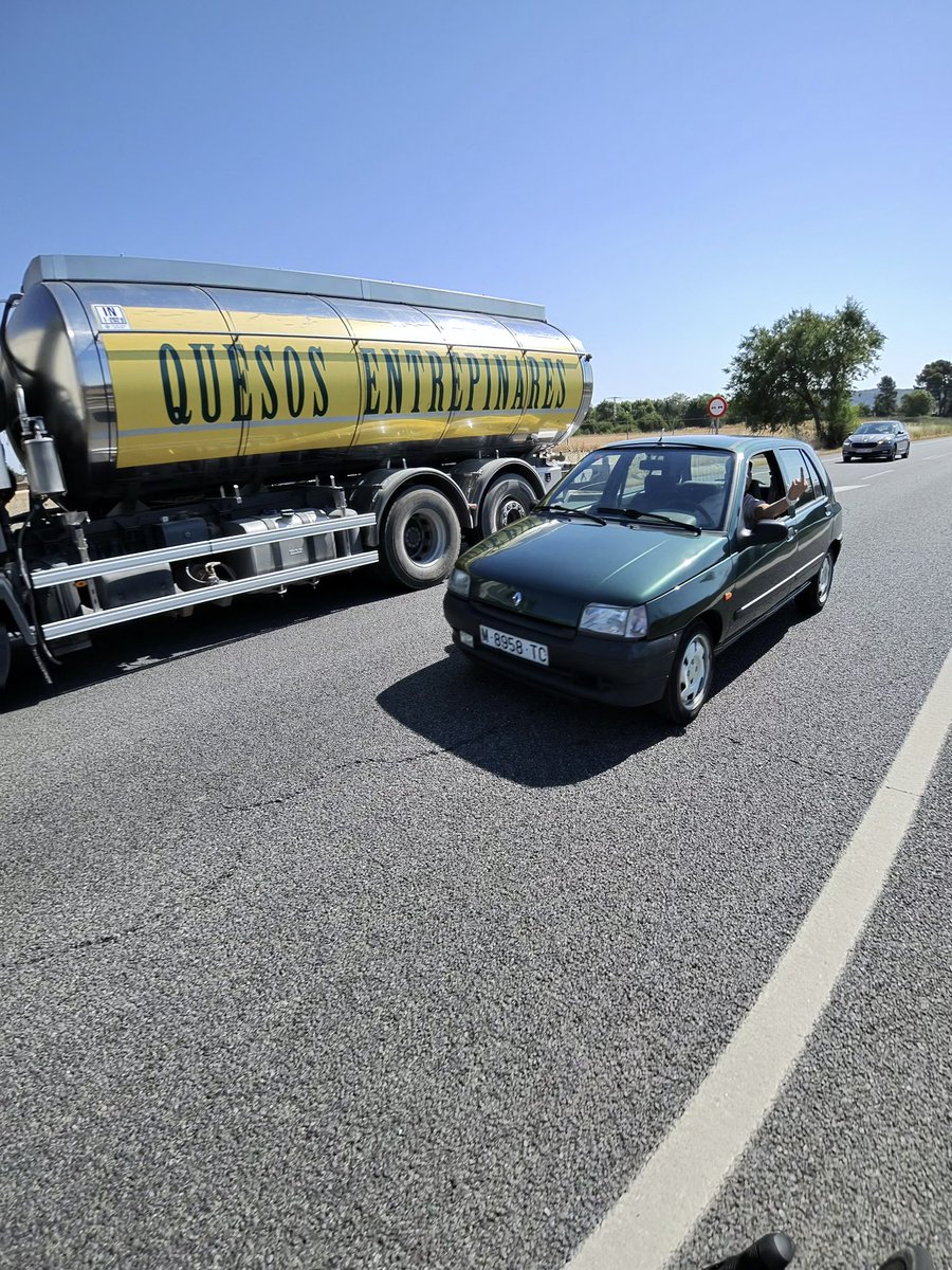 ManceboRuben's tweet photo. Hola @DGTes @guardiacivil ¿Qué podemos hacer con este pseudoconductor que ha atentado contra mi vida en la circunvalación de San Martín De la Vega (Madrid)? https://t.co/lyjJYKIHvU