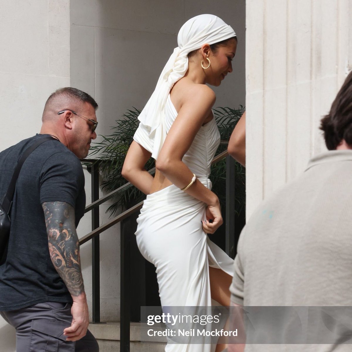 hllandayalali's tweet photo. ZENDAYA WHAT THE FUCKJJKDKDK https://t.co/EMED528460