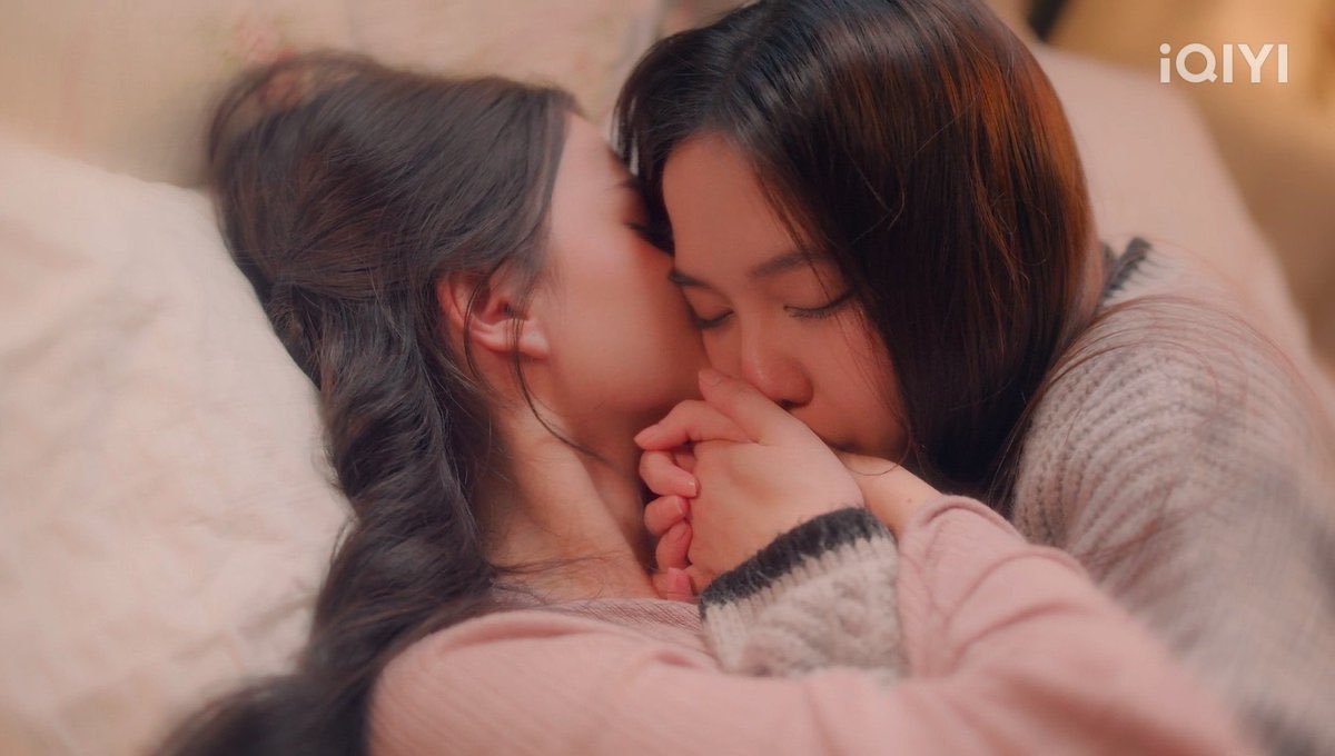 __xxsia__'s tweet photo. ถ้าพูดถึงซีนนี้ นี่ชอบตอนนี้นะ
ความลมบลู จะมีความโพรเทคกันและกันในแบบของตัวเอง ความที่ตัวละครมียศต่างกันมันเห็นความละมุน อ่อนโยนอยู่ในทุก ๆ ฉาก แล้วพอได้รักกันการแสดงความรักมันเลยมีแต่ความอ่อนโยน ละมุนละไม เรื่อย ๆ เนิบ ๆ เหมือนอยากเก็บความรู้สึกนี้ไว้นาน ๆ ไม่รีบร้อนแต่ก็มีความโหยหากันและกัน