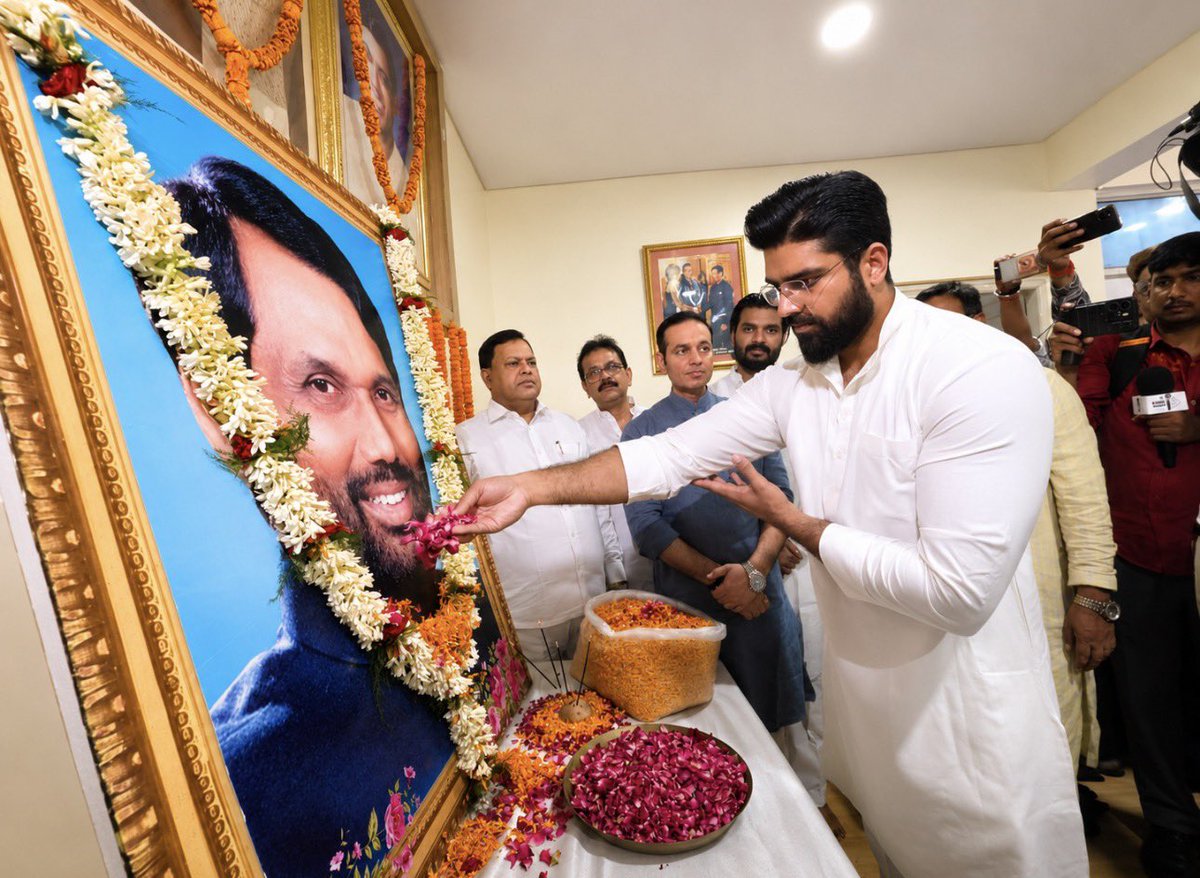 princerajpaswan's tweet photo. पूज्य बड़े पापा हमारे राजनीतिक आदर्शपुरुष पद्मभूषण रामविलास पासवान जी की जयंती पर रालोजपा प्रदेश कार्यालय में आयोजित कार्यक्रम में सम्मिलित होकर उनके तैल्य चित्र पर श्रद्धासुमन अर्पित किए। https://t.co/EbXVw8dBWE